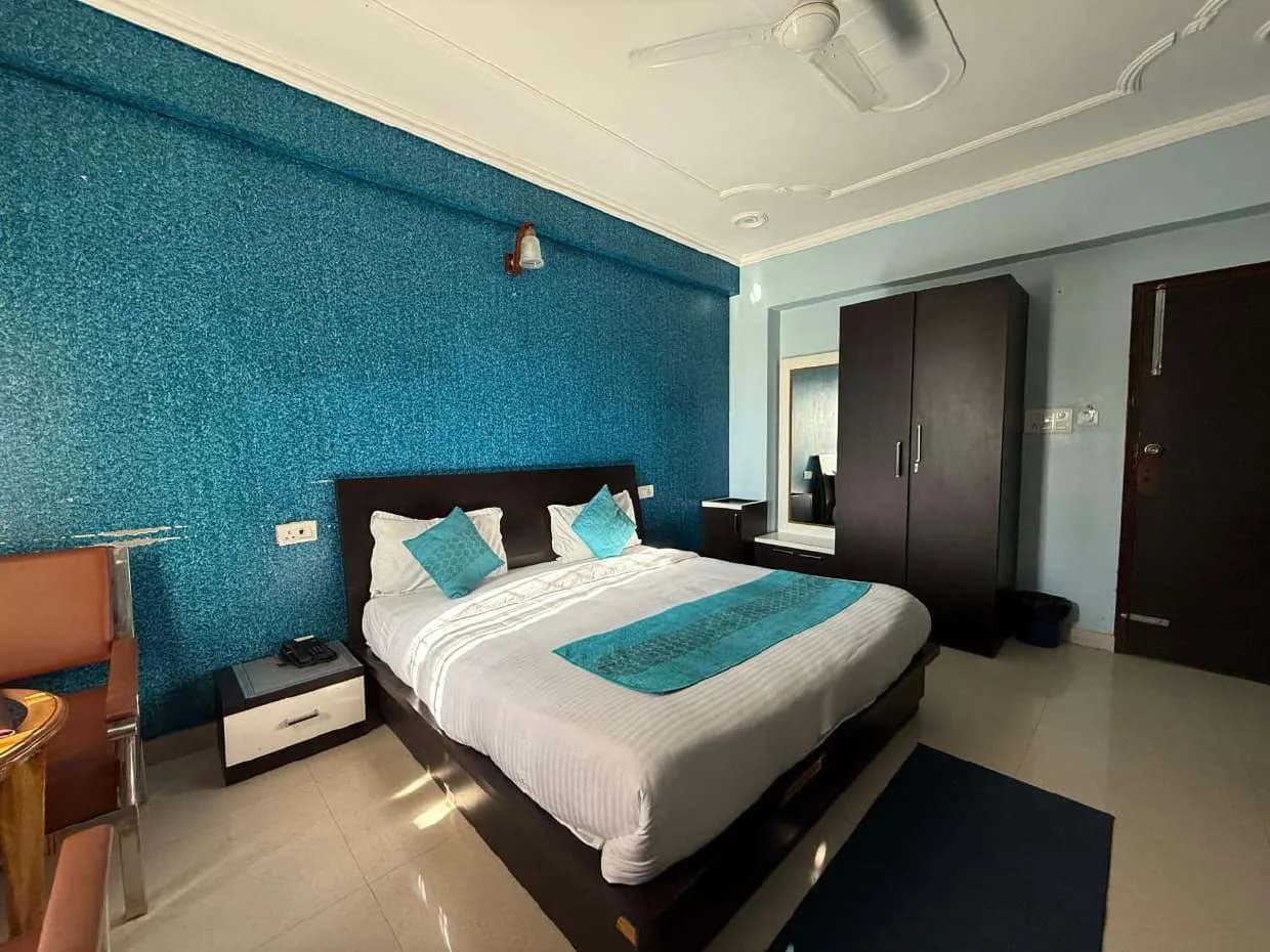 Room with a double bed against a glittering blue wall
